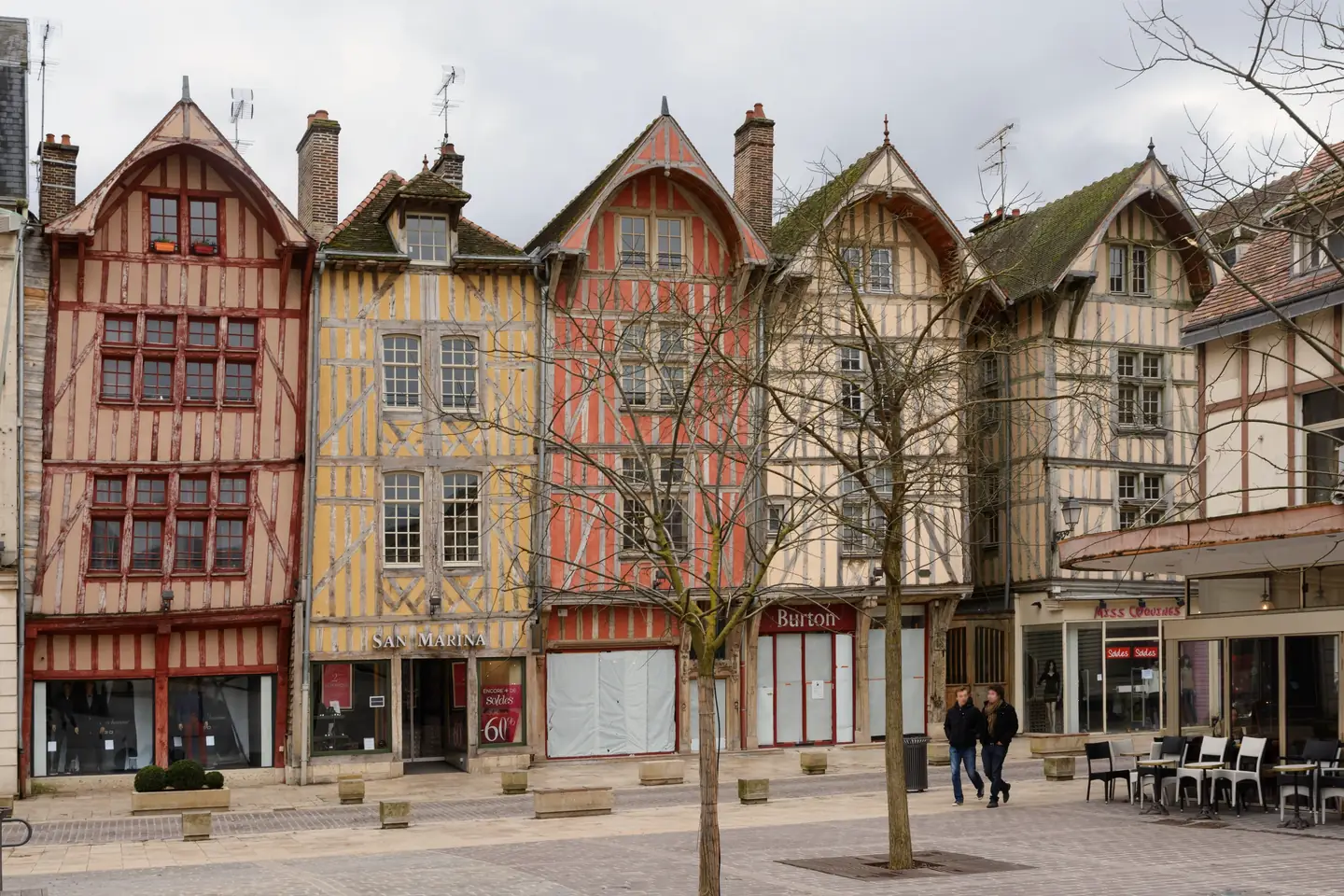 Rangée de maisons à pans de bois et à pignons sur rue, rue Émile-Zola à Troyes